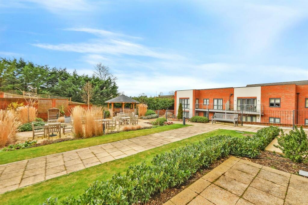 02-e4ba09-d39b23LoddonHouseRG109BW_MCS78912_079-me