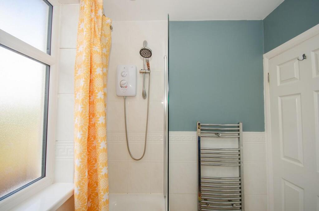 Bathroom pic 2.jpg