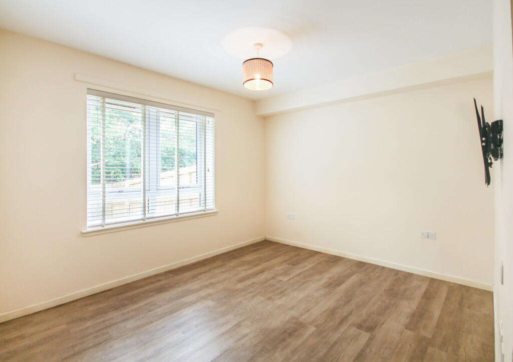 12 Balmoral - Red...