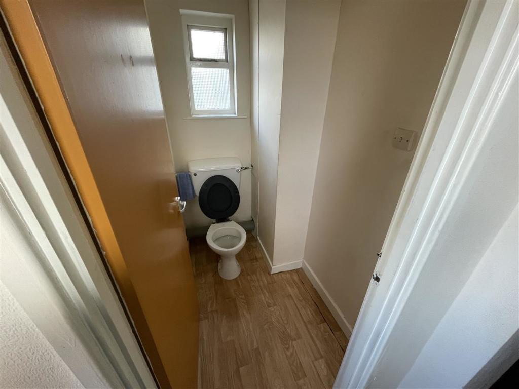 SEPARTE CLOAKROOM