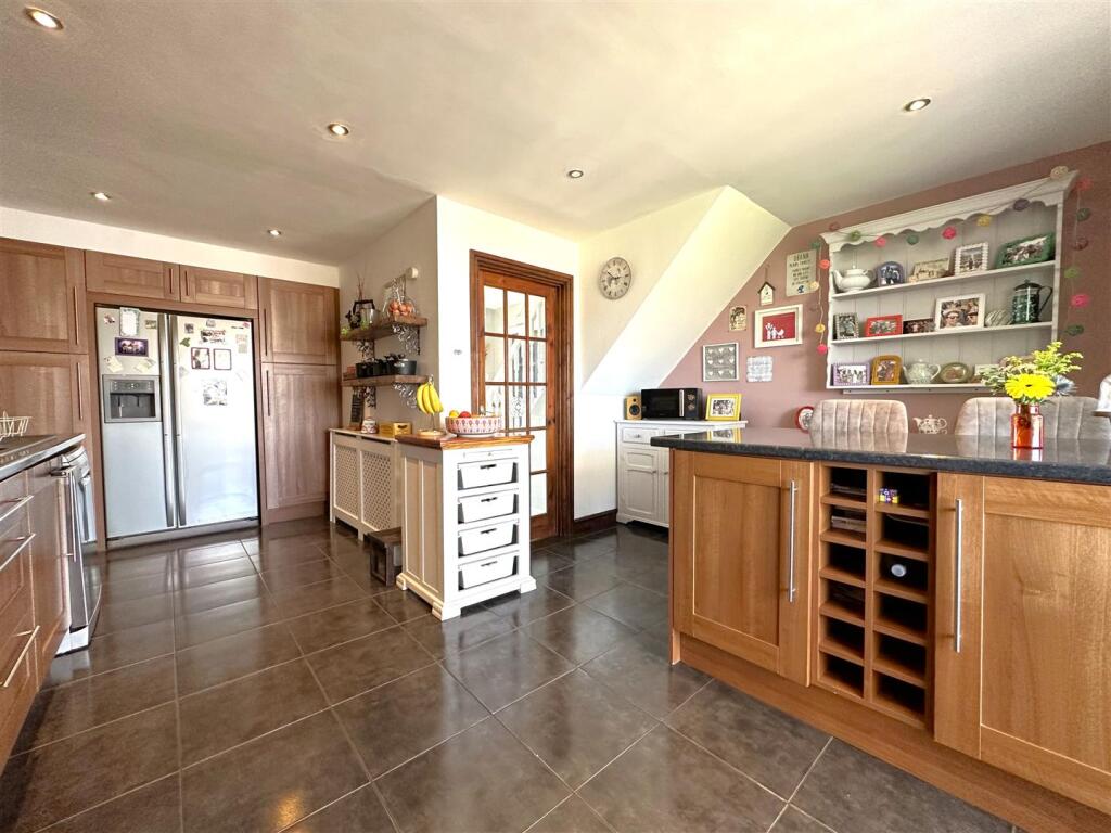 Spacious Dining Kitchen 051