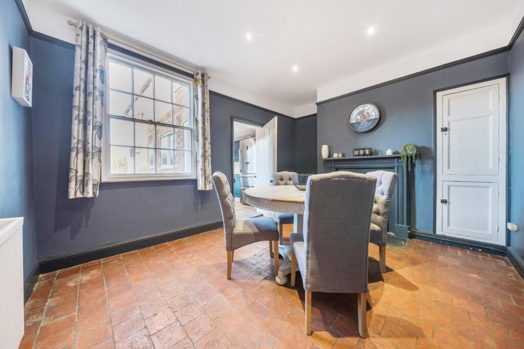 DINING ROOM.jpg