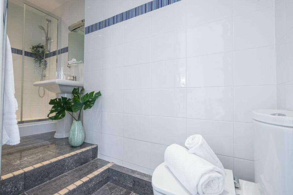 Bedroom 1 ensuite