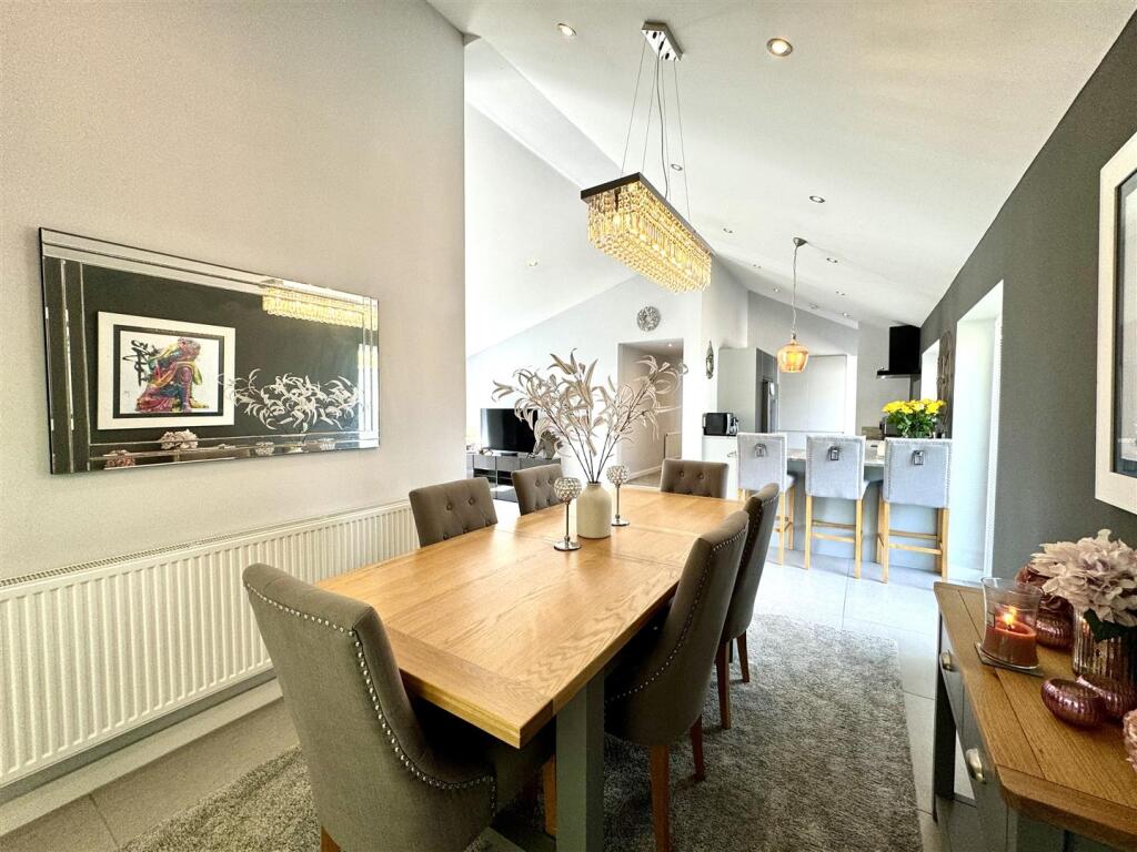 KITCHEN/DINING ROOM