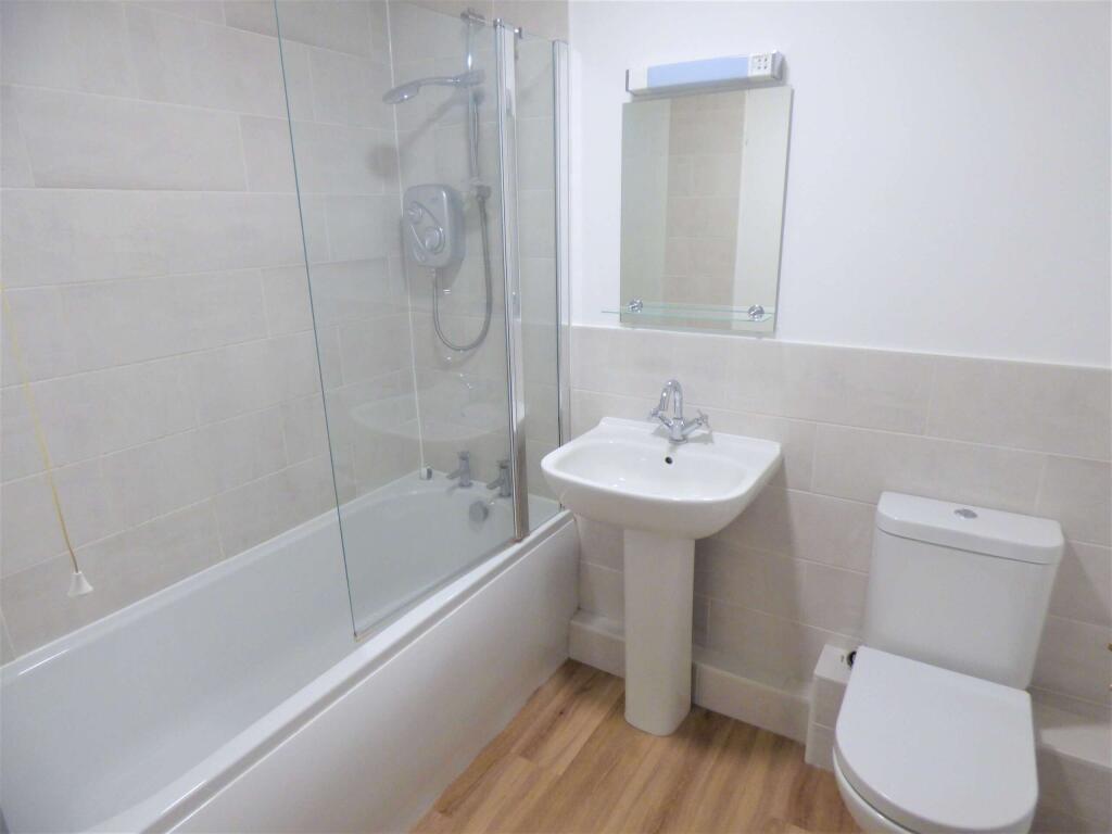 Family Bathroom1140532 (2).JPG