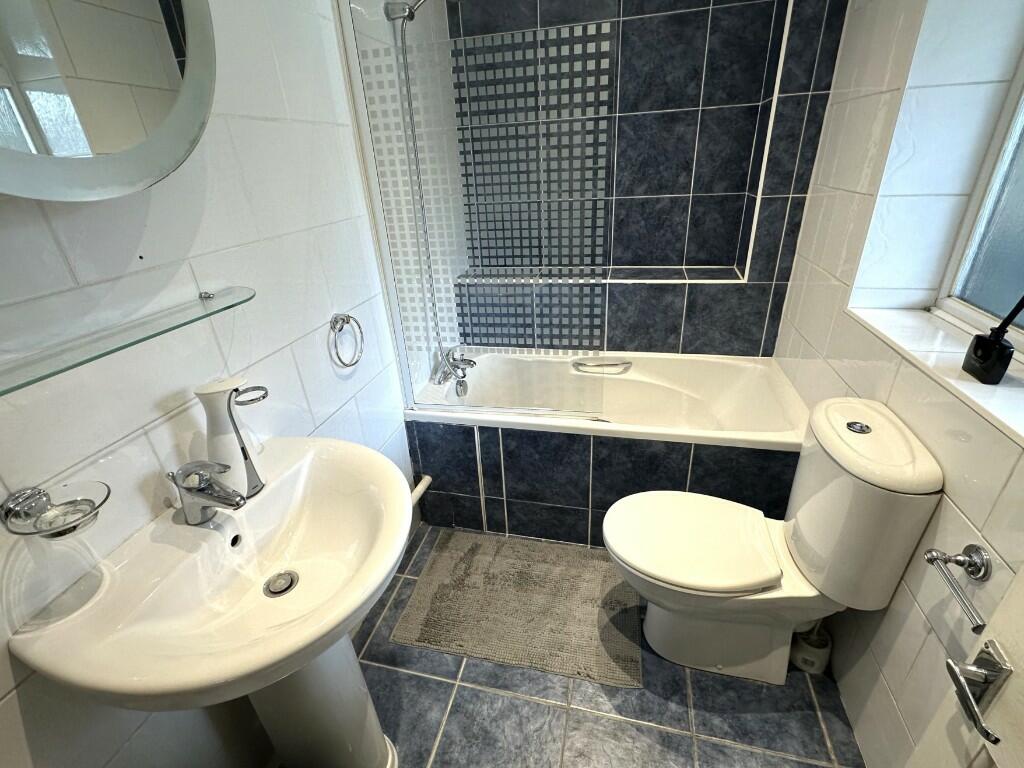 EN-SUITE BATHROOM