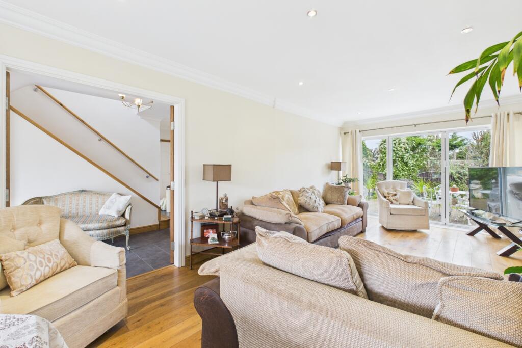 CAM03162G0-PR0301-STILL028