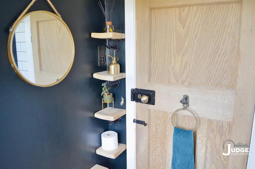 11 BATHROOM 5.jpg
