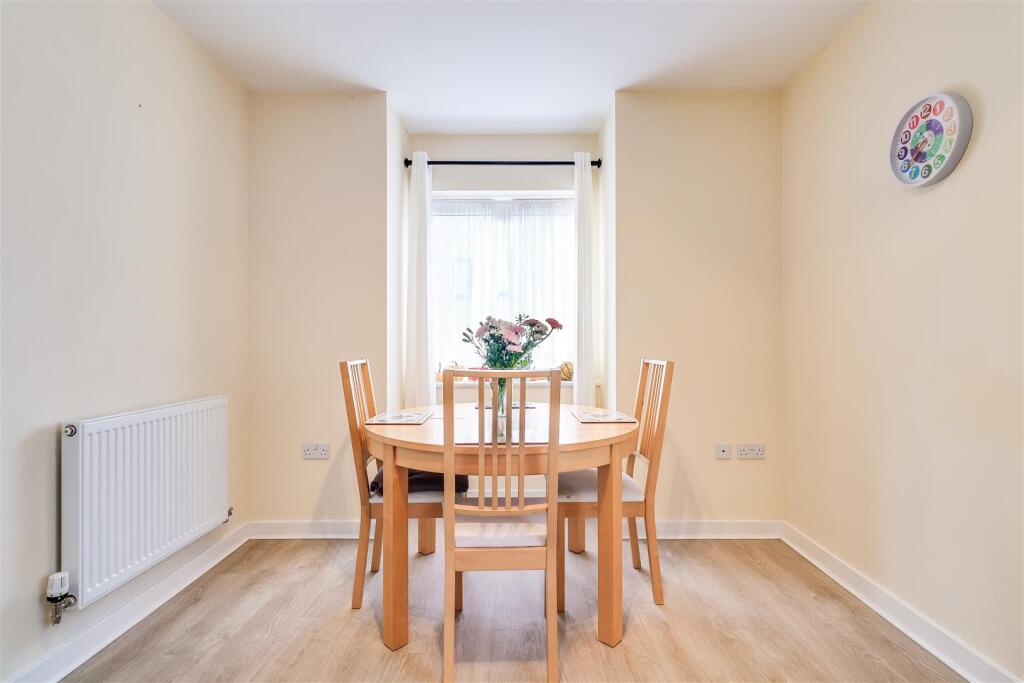 Living / Dining Room (3)