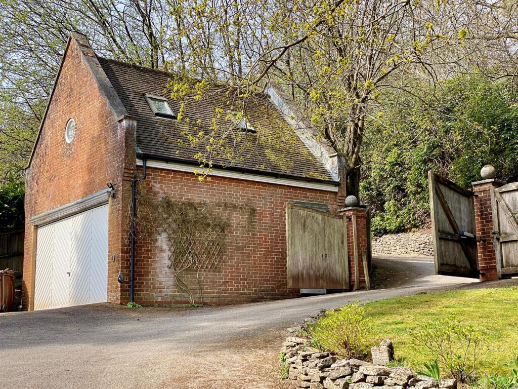 Middle Coppice - Garage and Gates.jpg