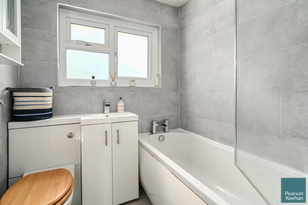 24 Dean Close, BN41 (15).jpg