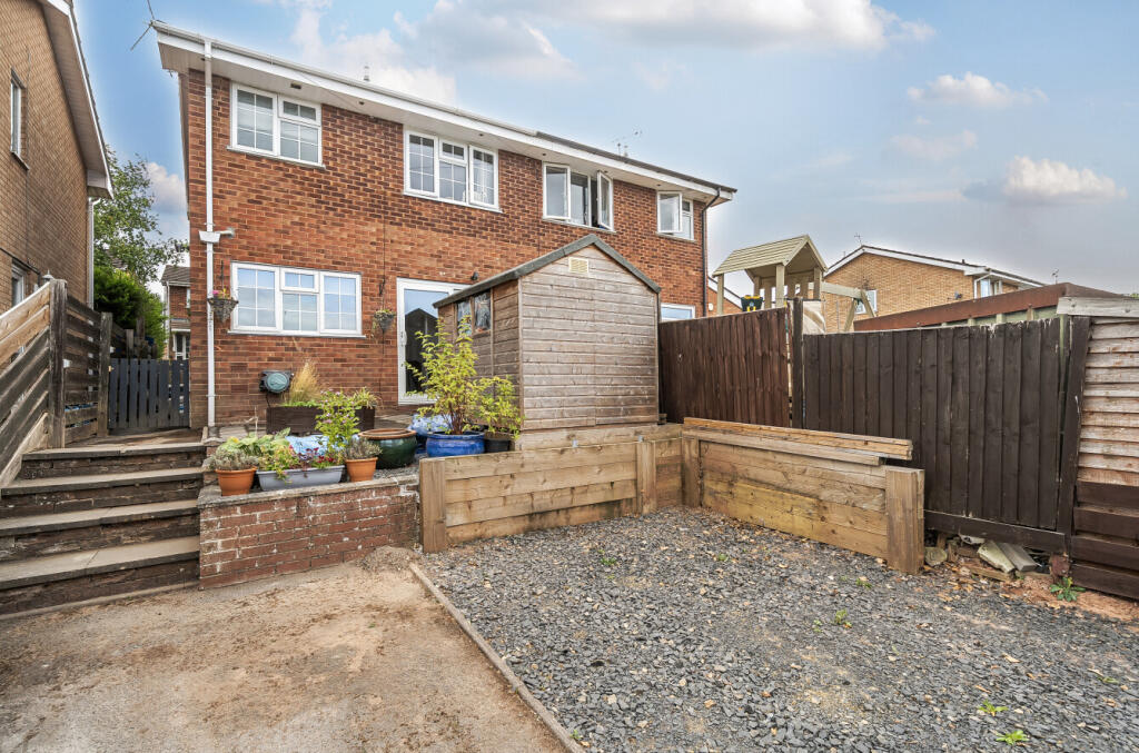 GARDEN &amp; PARKING