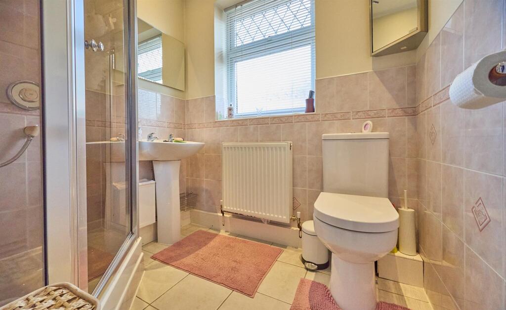 SHOWER ROOM TO FRONT