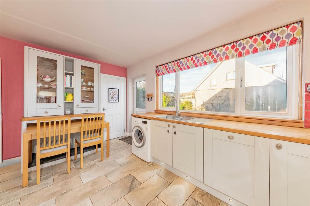 5 Rosemount Road Birkhill-10.JPG
