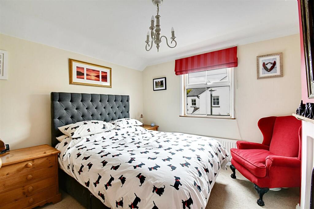 Bedroom 1_1.jpg