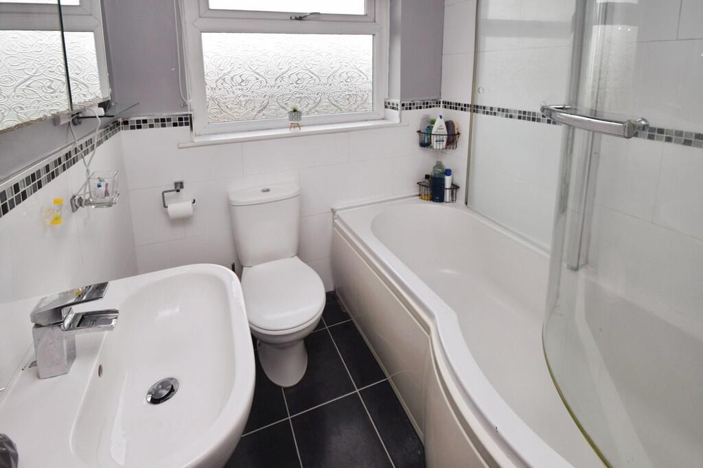 61bf17fb-bATHROOM