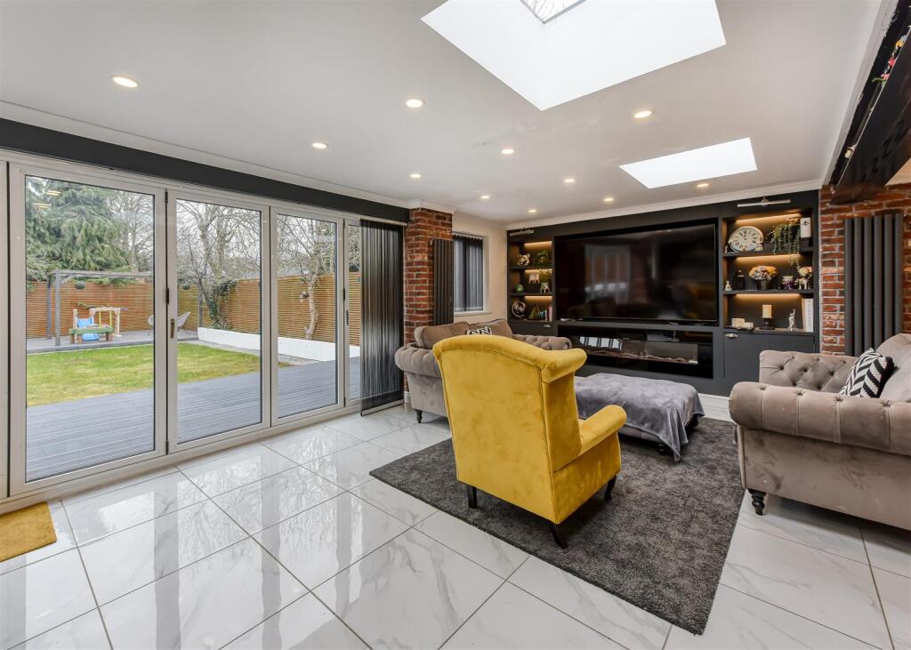 21 Walnut Drive-living8.jpg