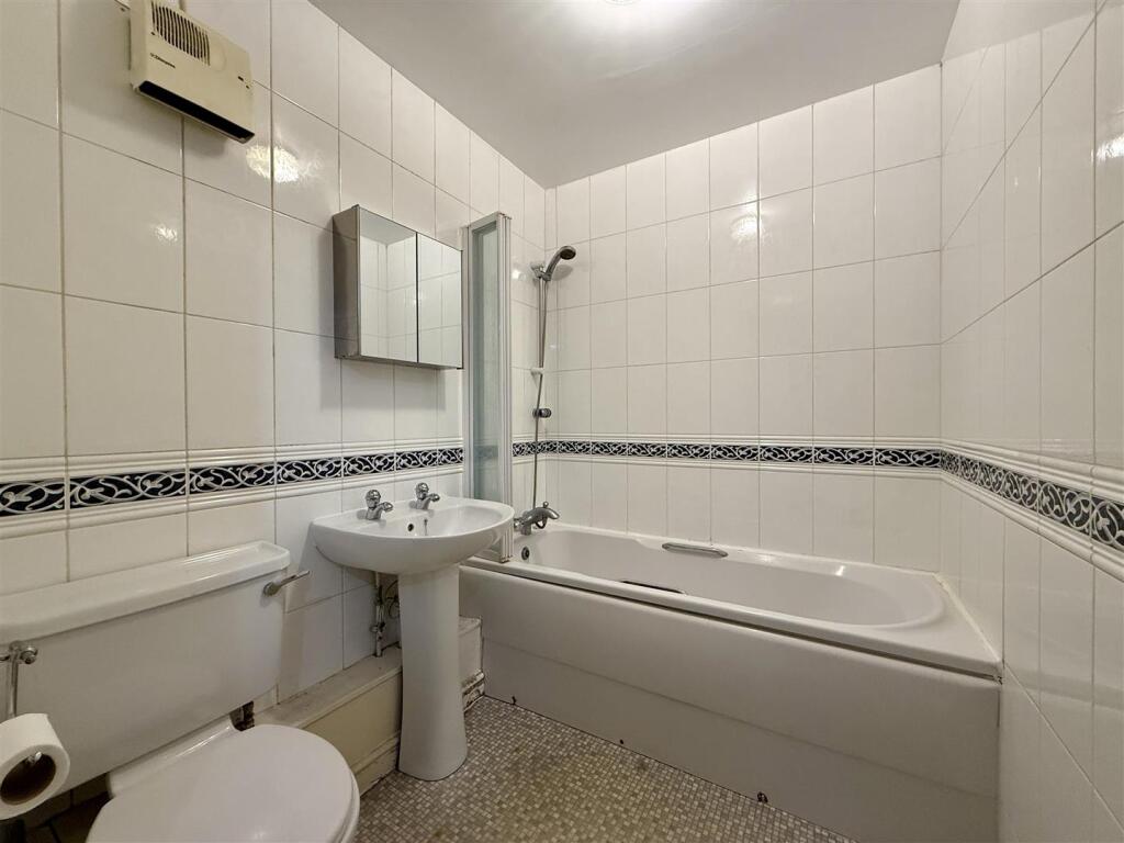 6 Bathroom.JPEG