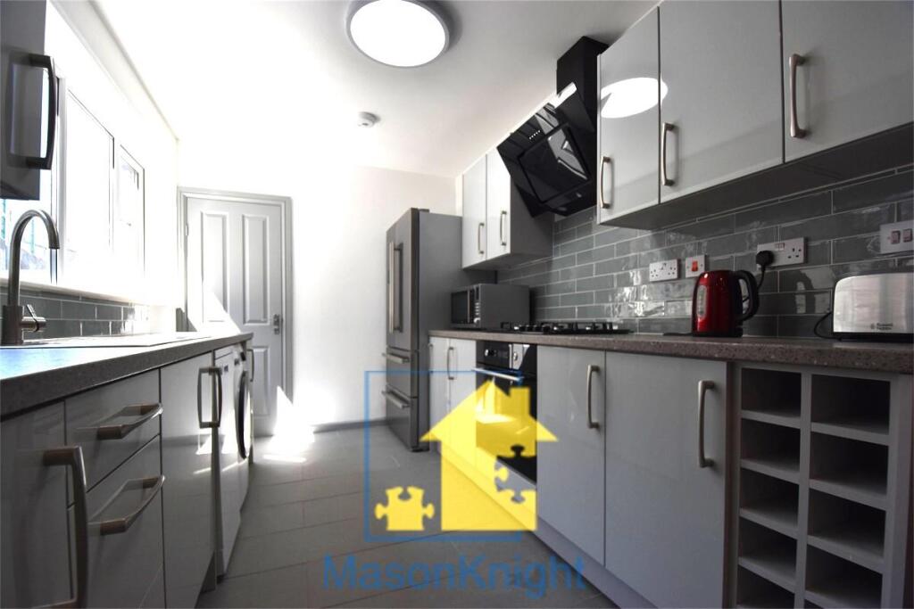 Kitchen b.jpg