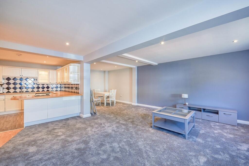 Lounge/Dining Room