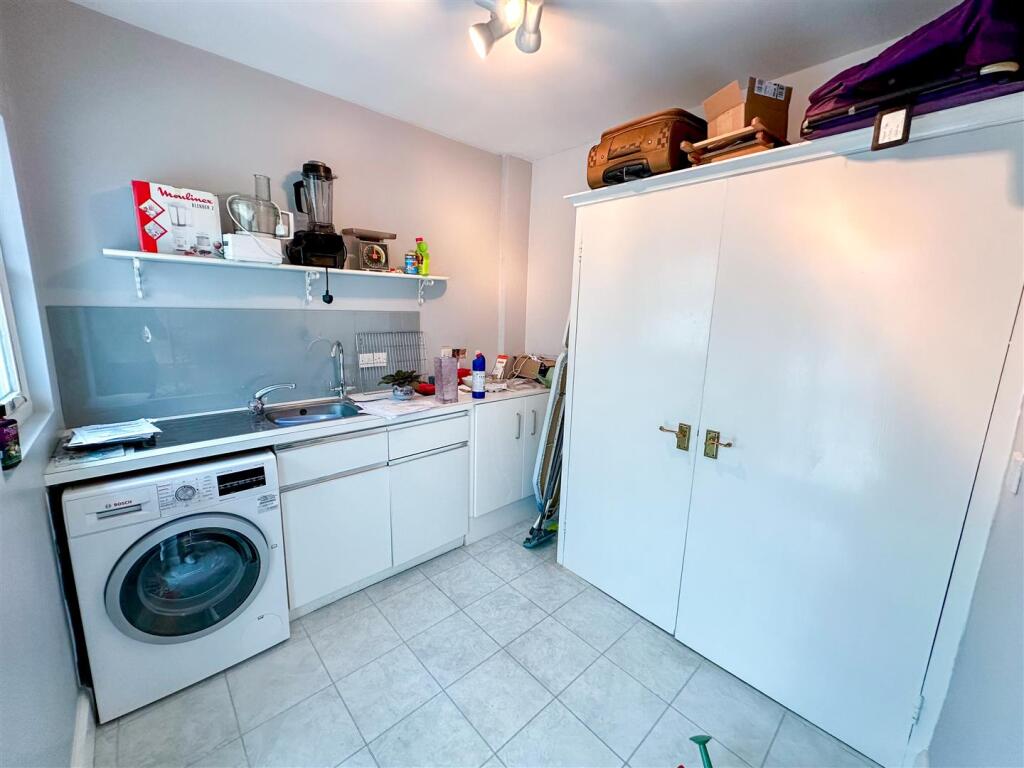 2 Rawlins Close, N3 (8).jpg