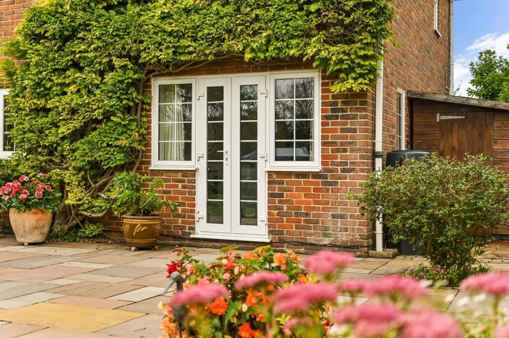 4 Church Close Ph12.jpg