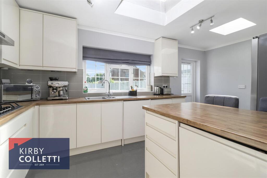 KITCHEN/BREAKFAST ROOM