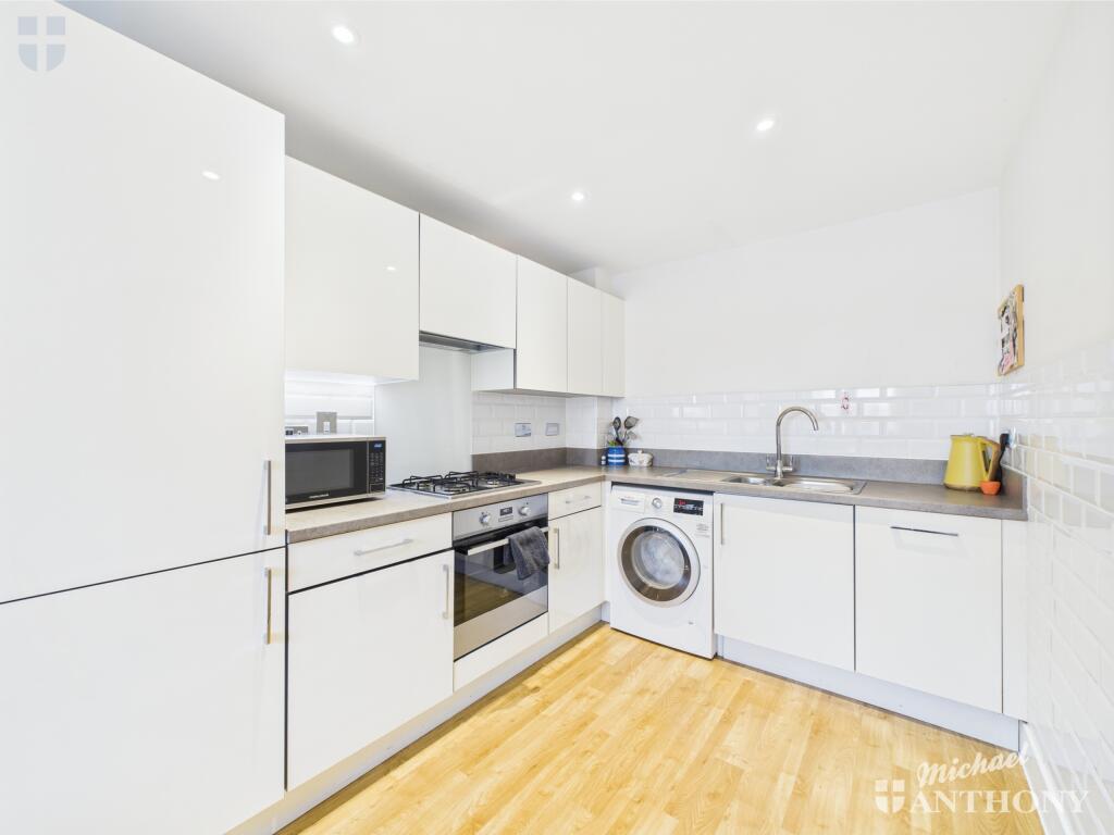 CAM03218G0-PR0648-STILL003