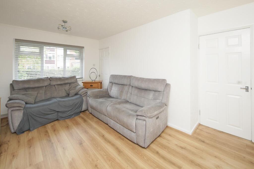 44 Chilvers Grove lounge-4.jpg