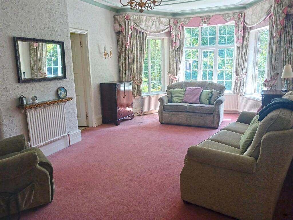 Lounge with bay 1.jpg