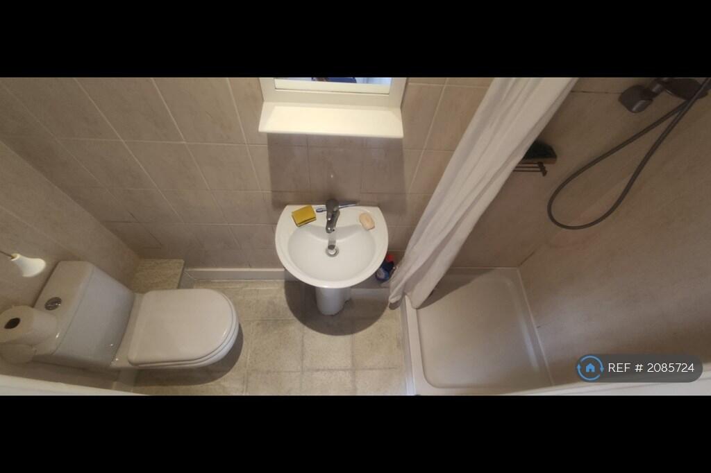 Bedroom 2&#39;s Ensuite