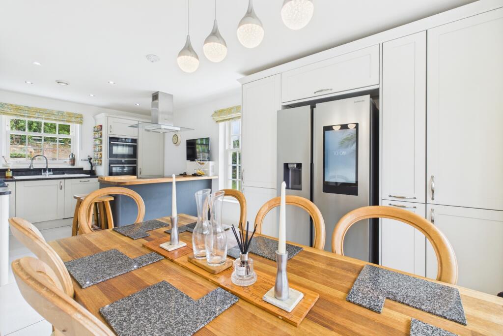 CAM03162G0-PR0285-STILL020