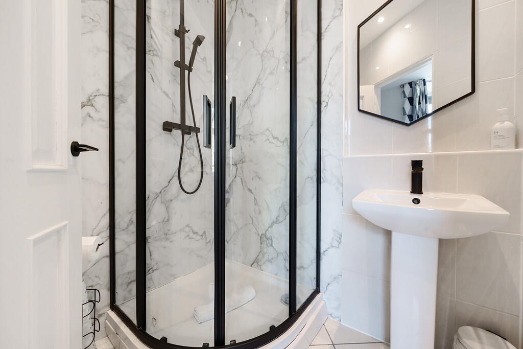 En-suite shower r...