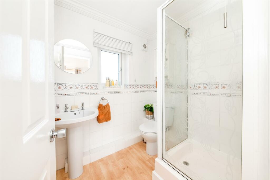 EN-SUITE SHOWER ROOM