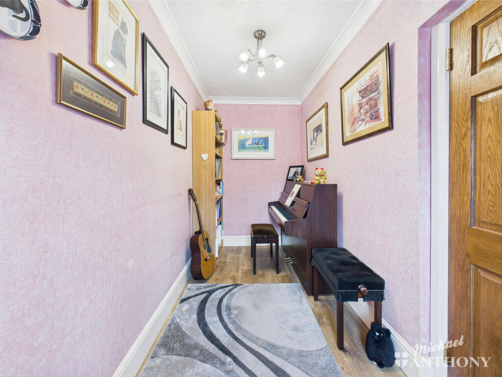 CAM03852G0-PR0300-STILL005