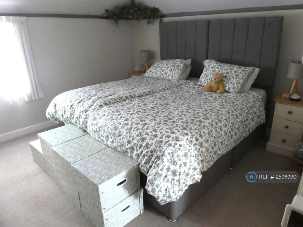 Large Bedroom With Ensuite