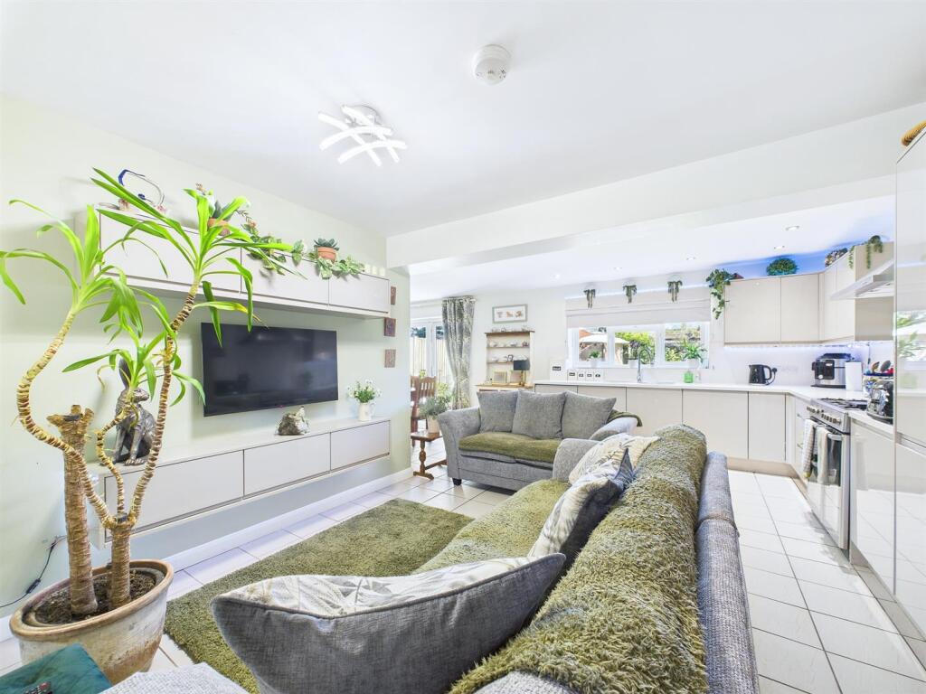 Open Plan Kitchen/Dining/Living Area