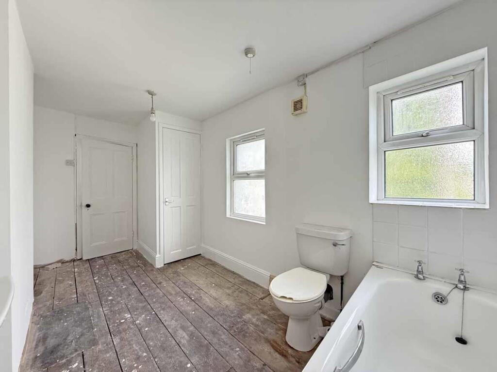 Stenlake Terrace 8 Bathroom 2.jpg