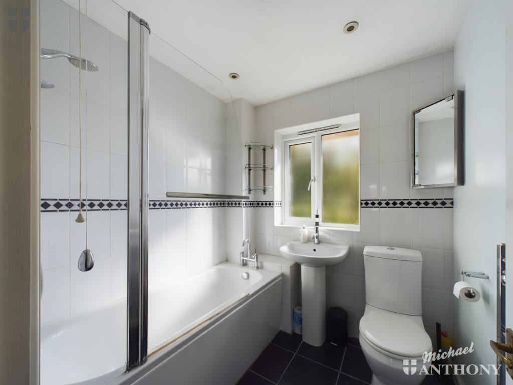 CAM03218G0-PR0405-STILL013