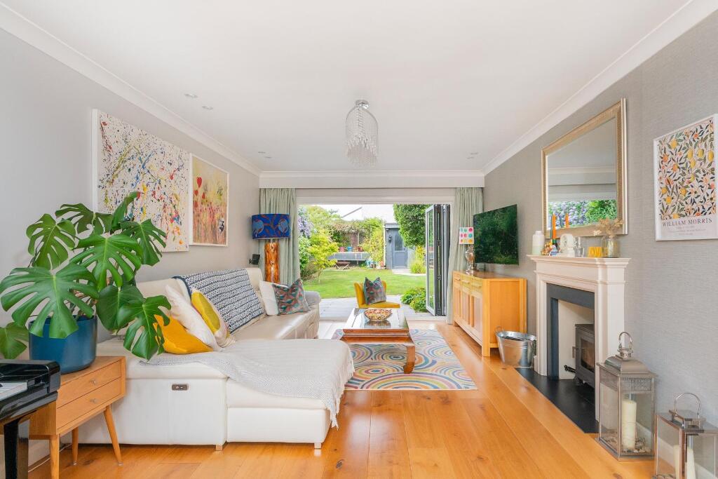 1D0LEIG - Living Room D.jpg