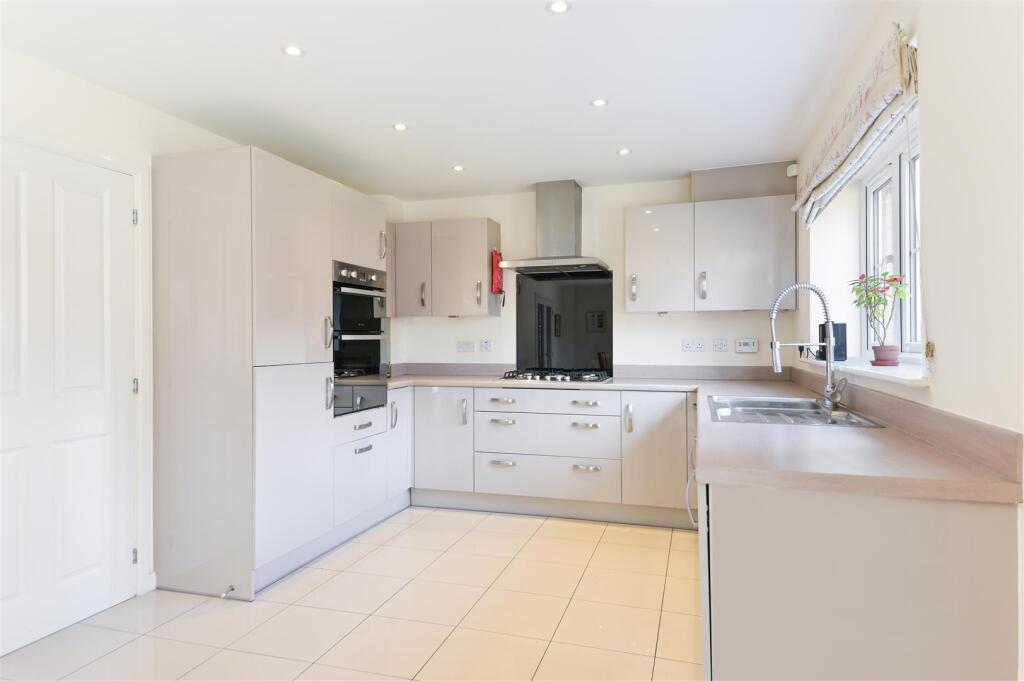 RONA MACLEAN CLOSE, (17).jpg