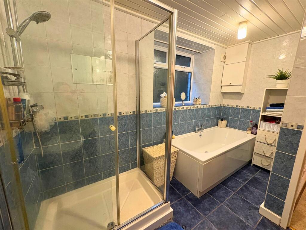 Bathroom a (edit).jpg