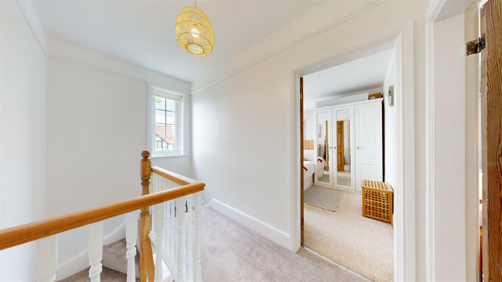 FIRST FLOOR LANDING