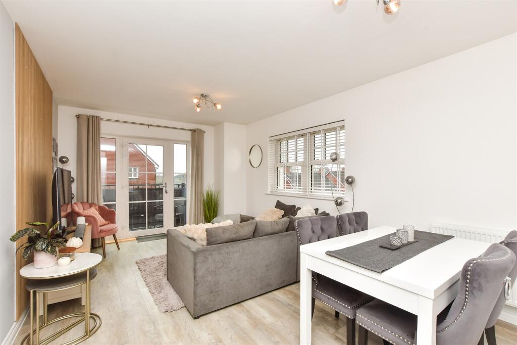 Lounge/Dining Area