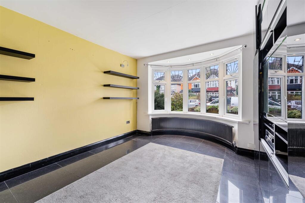 41 Oaklands Avenue, Isleworth TW7-17.jpg