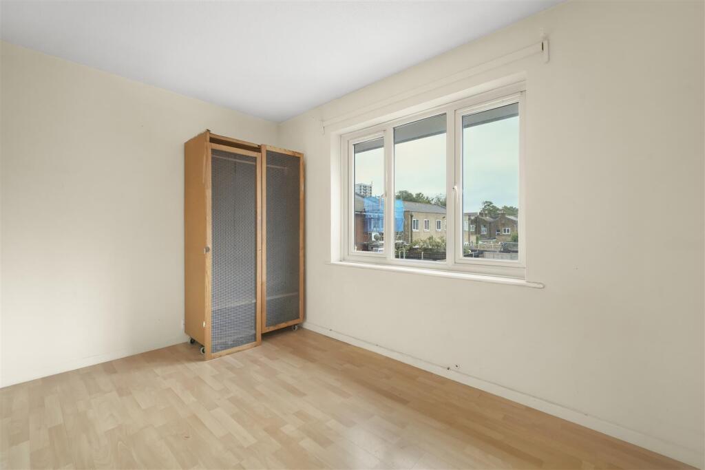 Rolvenden Place, N17