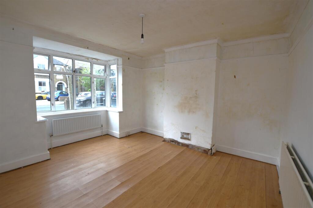 138 Whitton Road bed1.JPG