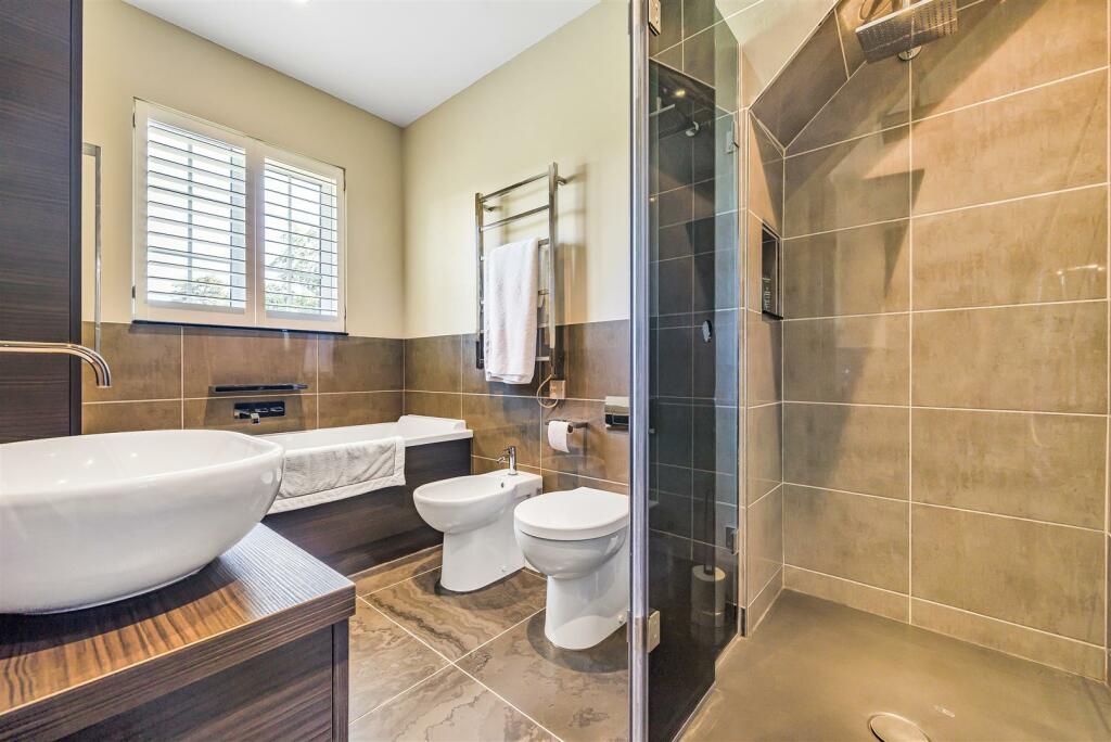 En-suite bathroom.jpg