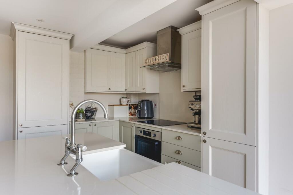 90 High St Kitchen-7.jpg