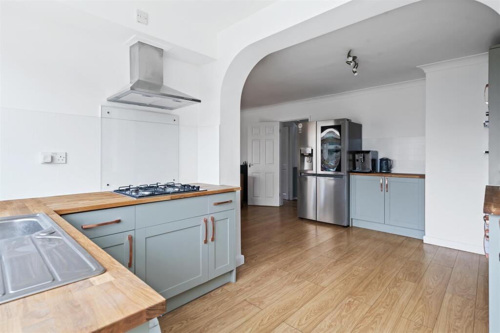 47 Chantry Heath Crescent_8.jpg